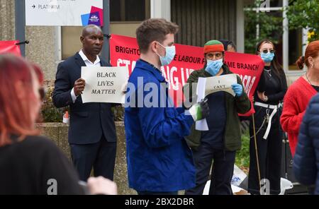 Brighton UK 4. Juni 2020 - Menschen nehmen an der friedlichen Black Lives Matter Anti-Rassismus-Kundgebung vor dem Hove Rathaus Teil. Es gab Proteste in ganz Amerika, Großbritannien und anderen Ländern seit dem Tod von George Floyd, während er von der Polizei in Minneapolis am 25. Mai verhaftet wurde: Credit Simon Dack / Alamy Live News Stockfoto