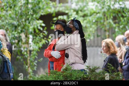 Brighton UK 4. Juni 2020 - Menschen nehmen an der friedlichen Black Lives Matter Anti-Rassismus-Kundgebung vor dem Hove Rathaus Teil. Es gab Proteste in ganz Amerika, Großbritannien und anderen Ländern seit dem Tod von George Floyd, während er von der Polizei in Minneapolis am 25. Mai verhaftet wurde: Credit Simon Dack / Alamy Live News Stockfoto