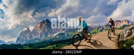 Radfahren Frau und Mann fahren auf Rädern in den Dolomiten und Landschaft. Paar Radfahren MTB Enduro Trail Track. Outdoor-Sport. Stockfoto