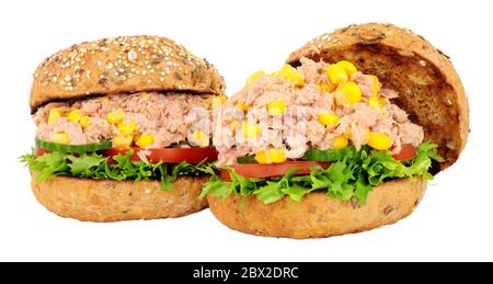 Zwei Thunfisch-und Süßkorn-Brötchen mit frischem Salat auf weißem Hintergrund isoliert Stockfoto