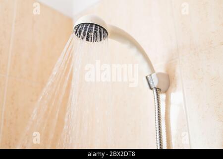 Wasser aus der Dusche im Bad - heißes Wasser ist vorbei, während man duscht Stockfoto