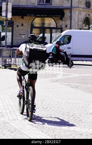 Bordeaux , Aquitaine / Frankreich - 06 01 2020 : Uber isst Biker-Liefermann mit großem Rucksack auf dem Rad Stockfoto