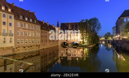 Der Kreuzigungshof mit der Spital Apotheke an der Pegnitz in Nürnberg Stockfoto