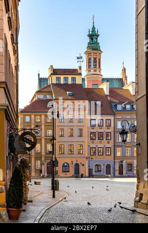 Warschau, Mazovia / Polen - 2020/05/10: Panoramablick auf den historischen Marktplatz des Altstadtviertels Rynek Starego Miasta mit den Mietshäusern von Zakrze Stockfoto