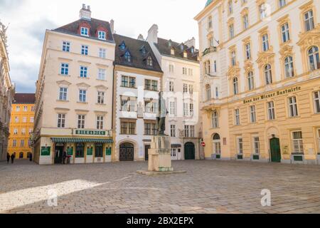 Wien, Österreich - 23. Februar 2020: Denkmal für den deutschen Autor Gothold Ephraim Lessing am Judenplatz. Erstellt von Siegfried Charoux. Stockfoto