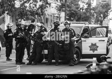 San Francisco, Usa. Juni 2020. SAN FRANCISCO, Kalifornien - 3. JUNI: San Francisco Polizeibeamte stehen an einem Truppenwagen und schauen sich die Demonstranten auf der Mission Police Station in San Francisco, Kalifornien am 3. Juni 2020 nach dem Tod von George Floyd an. (Foto von Chris Tuite/ImageSPACE) Quelle: Imagespace/Alamy Live News Stockfoto