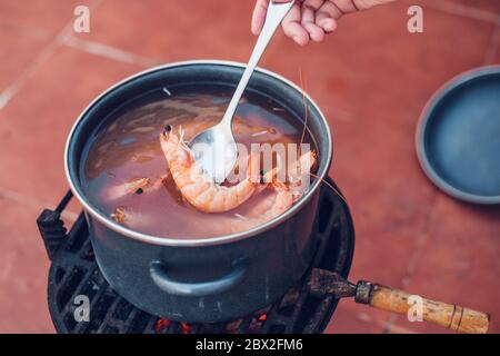 Garnelen in einer Pfanne in kochendem Wasser - Meeresfrüchte und Delikatesse Stockfoto