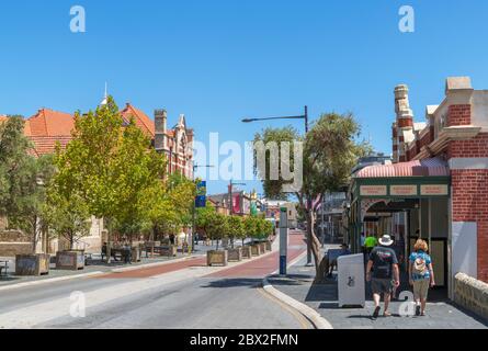 South Terrace ("Cappuccino Strip") im alten historischen Viertel mit Fremantle Markets auf der rechten Seite, Fremantle, Western Australia, Australien Stockfoto