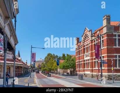 South Terrace im alten historischen Viertel mit Fremantle Markets auf der linken Seite, Fremantle, Western Australia, Australien Stockfoto