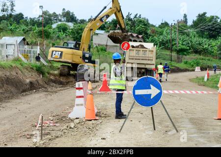 UGANDA, Straßenbau in ländlicher Umgebung, Straße von Kasese nach Mbarara / Straße von Kasese nach Mbarara, Straßenbau vor dem Nationalpark Queen Elizabeth Stockfoto