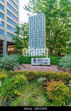 Kunstwerk und Schild der Universität von Washington in der Nähe des UW Tower in Seattle, Washington State Stockfoto