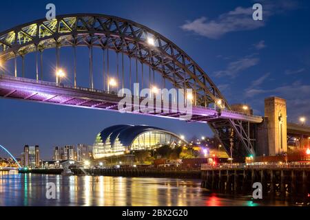 Tyne Bridge, River Tyne & Sage Center bei Nacht, Newcastle upon Tyne, Tyne & Wear, England, Großbritannien Stockfoto