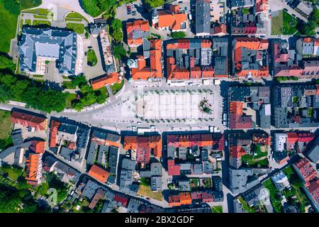 Flugansicht Pszczyna. Hauptmarkt in der historischen europäischen Stadt. Bunte alte Gebäude und klarer blauer Himmel. Pszczyna, Oberschlesien, Polen. Stockfoto