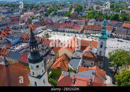 Flugansicht Pszczyna. Hauptmarkt in der historischen europäischen Stadt. Bunte alte Gebäude und klarer blauer Himmel. Pszczyna, Oberschlesien, Polen. Stockfoto