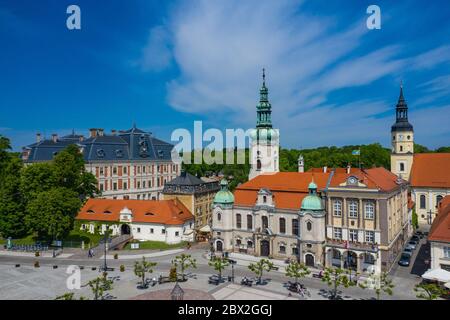 Flugansicht Pszczyna. Hauptmarkt in der historischen europäischen Stadt. Bunte alte Gebäude und klarer blauer Himmel. Pszczyna, Oberschlesien, Polen. Stockfoto