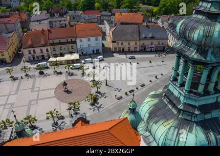 Flugansicht Pszczyna. Hauptmarkt in der historischen europäischen Stadt. Bunte alte Gebäude und klarer blauer Himmel. Pszczyna, Oberschlesien, Polen. Stockfoto