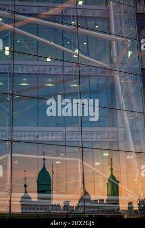 Spiegelbild des Tower of London, London, England, Großbritannien Stockfoto