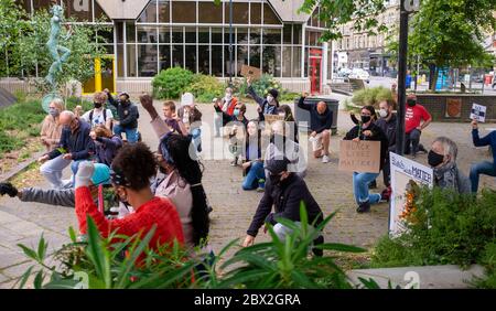 Brighton UK 4. Juni 2020 - Menschen nehmen an der friedlichen Black Lives Matter Anti-Rassismus-Kundgebung vor dem Hove Rathaus Teil. Es gab Proteste in ganz Amerika, Großbritannien und anderen Ländern seit dem Tod von George Floyd, während er von der Polizei in Minneapolis am 25. Mai verhaftet wurde: Credit Simon Dack / Alamy Live News Stockfoto