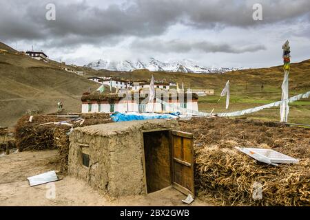 Der Blick auf die schneebedeckten Berge an einem bewölkten Tag von der Dachterrasse eines Hauses im Himalaya-Dorf Langza im Spiti-Tal in Indien. Stockfoto