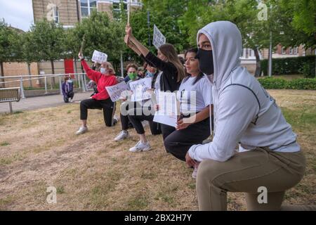 Staines, Surrey, Großbritannien. Juni 2020. Demonstranten 'nehmen das Knie' an der Seite des Rathauses von Staines. Mehrere hundert junge Anwohner waren mit Plakaten und Schreien um Staines marschiert und riefen "Black Lives Matter" und "I Can't Breathe" aus Protest gegen den Tod von George Floyd und anderen, die in den USA und hier in Großbritannien durch die Polizei gestorben sind. Die Bühne ging weiter, um ein stille sterben-in für 8 Minuten 46 Sekunden, die Zeit Floyd wurde von einem Polizisten, in der Two Rivers Shopping Park gehalten. Peter Marshall/Alamy Live News Stockfoto