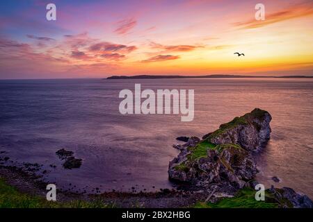 Sonnenaufgang über Kinbane Point und Castle. Stockfoto