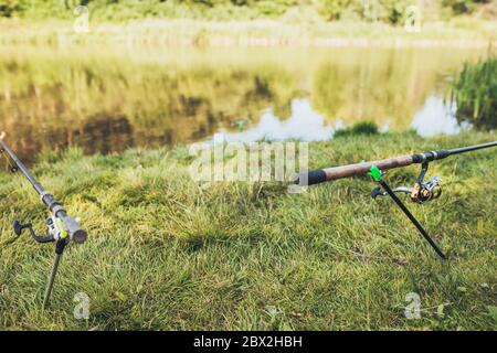 First-Person-Ansicht der Angelruten am Ufer - die Wirkung der Präsenz Stockfoto