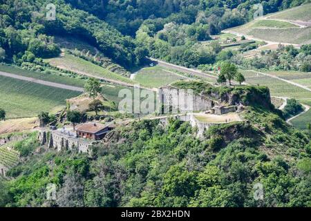 Blick vom Aussichtspunkt Schwedenkopf auf die Saffenburg in Mayschoß Stockfoto