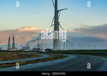 Eemshaven, Niederlande - 10. Januar 2020. Industrieteil am Meer im Winter Stockfoto