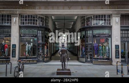 Die Statue von George Bryan 'Beau' Brummell, einem Modeschöpfer im Regency England am Eingang der Piccadilly Arcade in Mayfair. Stockfoto