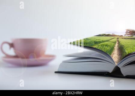 Collage von Fotos von grünen ländlichen Landschaft mit Licht aus Objektiv Flare auf Soft-Fokus offenes Buch, Tasse Tee Kaffee auf weißem Hintergrund. Buch ist Macht, Quelle des Wissens, Traum, Zugang zu Weisheitskonzept Stockfoto