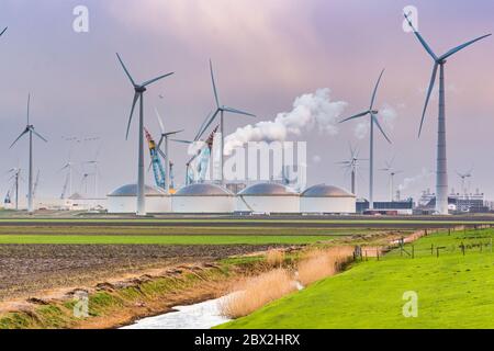 Eemshaven, Niederlande - 10. Januar 2020. Industrieteil am Meer im Winter Stockfoto