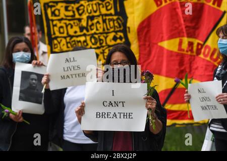 Brighton UK 4. Juni 2020 - Menschen nehmen an der friedlichen Black Lives Matter Anti-Rassismus-Kundgebung vor dem Hove Rathaus Teil. Es gab Proteste in ganz Amerika, Großbritannien und anderen Ländern seit dem Tod von George Floyd, während er von der Polizei in Minneapolis am 25. Mai verhaftet wurde: Credit Simon Dack / Alamy Live News Stockfoto