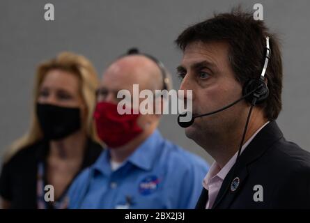 Joel Montalbano, stellvertretender Programmmanager der Internationalen Raumstation, rechts, beobachtet, wie das Raumschiff SpaceX Crew Dragon von der Missionskontrolle im Kennedy Space Center an die Internationale Raumstation anlegt 31. Mai 2020 Cape Canaveral, Florida. Die Raumsonde brachte die Astronauten Douglas Hurley und Robert Behnken erfolgreich sicher zur Internationalen Raumstation. Stockfoto