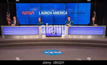 NASA-Administrator Jim Bridenstine, links, Astronauten Nicole Mann und Kjell Lindgren, Und Kennedy Space Center Direktor Bob Cabana, rechts, nehmen an einem NASA Social Facebook Live Briefing im Presseauditorium Teil, nachdem die SpaceX Crew Dragon Mission wegen des Wetters im Kennedy Space Center geschrubbt wurde 26. Mai 2020 Cape Canaveral, in Florida. Stockfoto