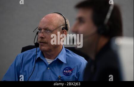 Ken Bowersox, Acting Associate Administrator für Human Exploration and Operations Mission Directorate, überwacht die Andockung der Crew Dragon Raumsonde mit der Internationalen Raumstation von der Missionskontrolle am Kennedy Space Center 31. Mai 2020 Cape Canaveral, Florida. Das Raumschiff mit den Astronauten Douglas Hurley und Robert Behnken ist das erste kommerzielle bemannte Raumschiff, das die Reise abschl. Stockfoto