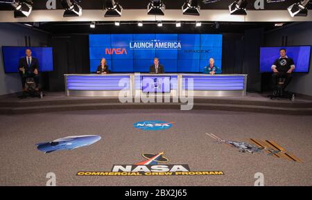 NASA und SpaceX-Beamte führen nach dem erfolgreichen Start der SpaceX Crew Dragon-Mission im Kennedy Space Center eine Pressekonferenz im Presseauditorium durch 30. Mai 2020 Cape Canaveral, Florida. Von links sitzen: NASA-Administrator Jim Bridenstine; NASA Commercial Crew Program Manager Kathy Lueders; NASA International Space Station Program Manager Kirk Shireman; NASA Chief Astronaut Pat Forrester; und Chief Engineer von SpaceX Elon Musk. Stockfoto