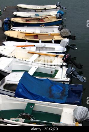 Reihe von kleinen Booten in der Marina in Santander Cantabria Spanien Stockfoto