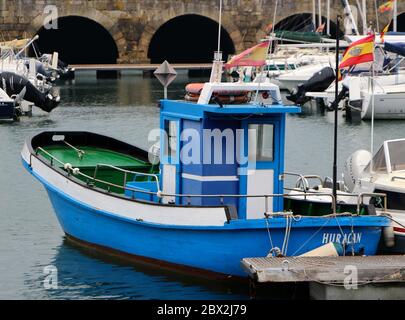 Kleines blaues Fischerboot in der Marina in Santander Cantabria Spanien Stockfoto