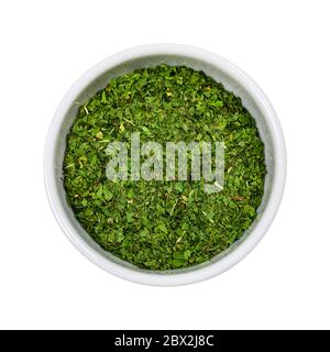 Getrocknete Cilantro Blätter Gewürzspice isoliert auf Weiß Stockfoto