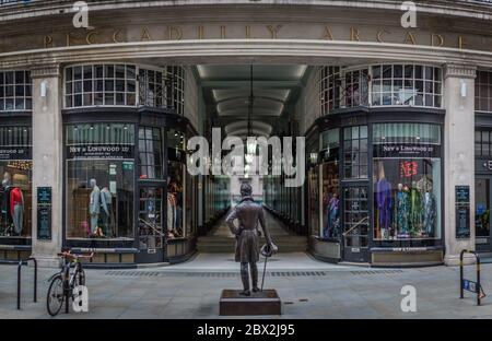 Die Statue von George Bryan 'Beau' Brummell, einem Modeschöpfer im Regency England am Eingang der Piccadilly Arcade in Mayfair. Stockfoto