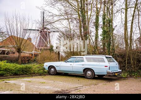 Pieterburen, Niederlande - 10. Januar 2020. Holen Sie sich alte Timer Auto in hellblauer Farbe Stockfoto