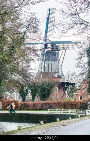 Pieterburen, Niederlande - 10. Januar 2020. Alte Windmühle mitten im Dorf im Winter Stockfoto