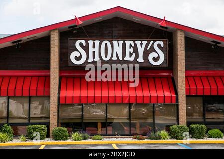 Ein Logo-Schild vor einem Shoney's Restaurant in Charleston, West Virginia am 29. Mai 2020. Stockfoto