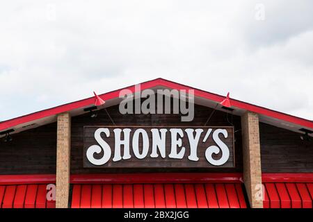 Ein Logo-Schild vor einem Shoney's Restaurant in Charleston, West Virginia am 29. Mai 2020. Stockfoto