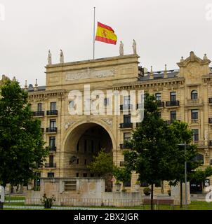 Ursprüngliches Hauptquartier der Santander Bank (Banco de Santander) mit Nahaufnahme der spanischen Nationalflagge am Halbmast für 10 Tage Trauer Stockfoto