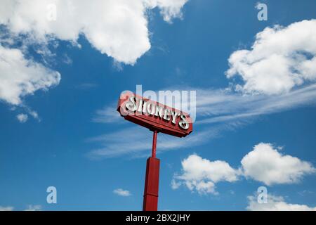 Ein Logo-Schild vor einem Shoney's Restaurant in Sutton, West Virginia am 29. Mai 2020. Stockfoto