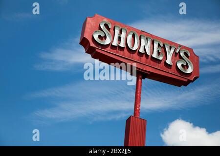 Ein Logo-Schild vor einem Shoney's Restaurant in Sutton, West Virginia am 29. Mai 2020. Stockfoto