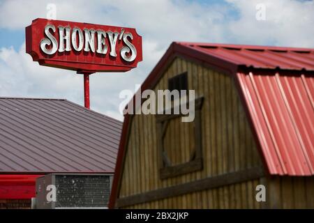 Ein Logo-Schild vor einem Shoney's Restaurant in Sutton, West Virginia am 29. Mai 2020. Stockfoto