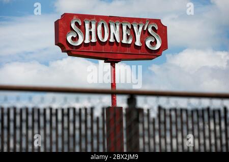 Ein Logo-Schild vor einem Shoney's Restaurant in Sutton, West Virginia am 29. Mai 2020. Stockfoto