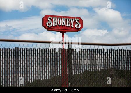 Ein Logo-Schild vor einem Shoney's Restaurant in Sutton, West Virginia am 29. Mai 2020. Stockfoto